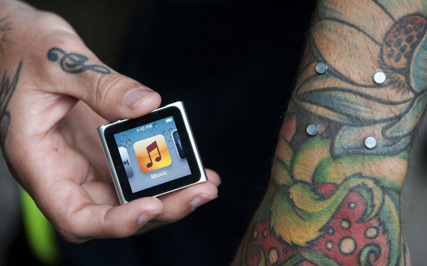 Первый в мире носимый на микродермалах iPod